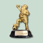 Guldfigur med fodbold og ølkrus på trofæ