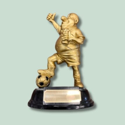 Guldfigur med fodbold og ølkrus på trofæ