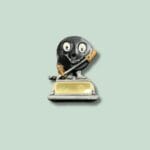 Ishockeypokal med puckfigur og stav