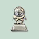 Karate pokal med smilende ansigt.