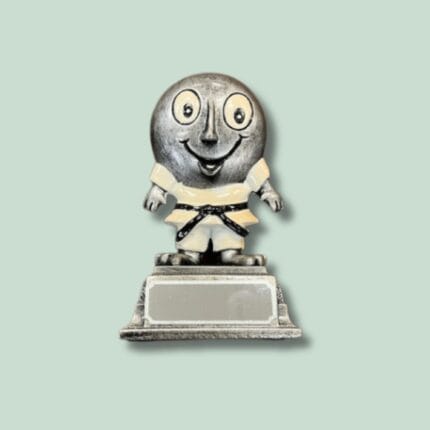 Karate pokal med smilende ansigt.