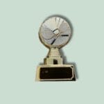 Badminton trofæ med ketcher og fjerbold