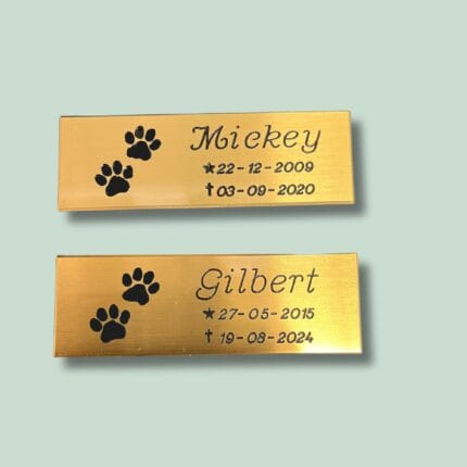 Mindetavler for kæledyr Mickey og Gilbert
