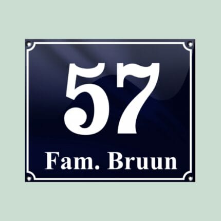 Husnummer 57, Fam. Bruun skilt