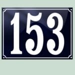 Husnummer 153 på blå baggrund