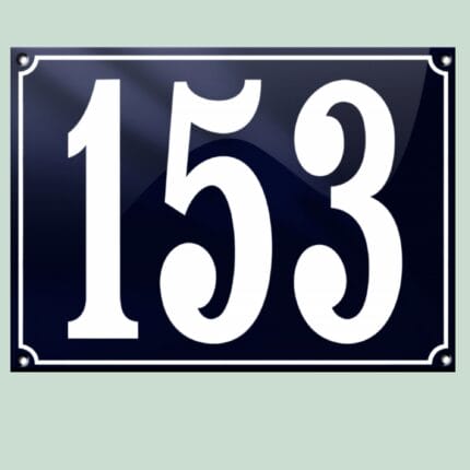 Husnummer 153 på blå baggrund