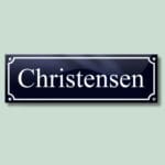 Navneskilt med teksten Christensen i metalramme.