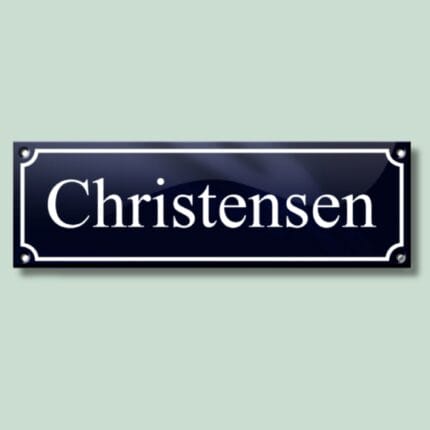 Navneskilt med teksten Christensen i metalramme.