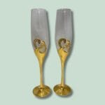 To champagneglas med gyldne hjerter