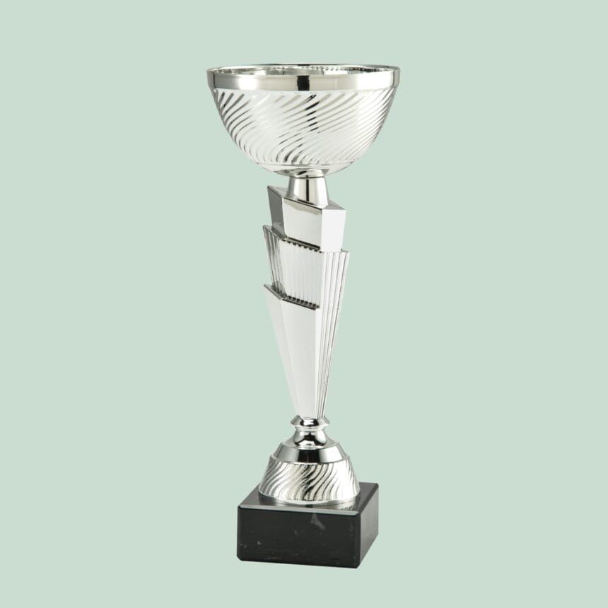 POKAL 13-4-25. -5 Sølv trofæ med geometrisk design