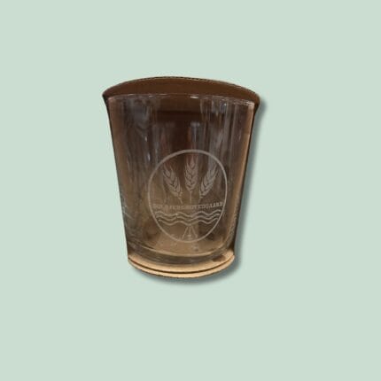 Glas med Solbjerg Hovedgaard mønster på lys baggrund.
