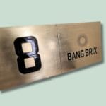 Metalskilt med tallet 8 og tekst Bang Brix