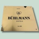 Bühlmann Hotels skilt med hjerte logo, etableret 2007.