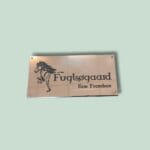 Skilt med tekst 'Fuglsøgaard Fam Frandsen' og hest.