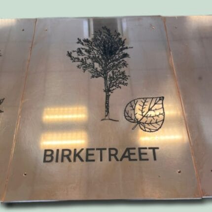 Gravering af birketræ på metalplade