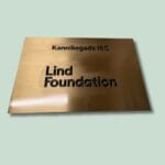Skilt for Lind Foundation, Kannikegade 16C