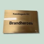 Brandheroes skilt på Kannikegade 16C