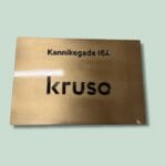 Messingskilt med teksten 'Kannikegade 16A' og 'kruso'.