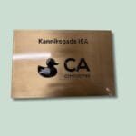 Messingskilt med adresse og logo af and.