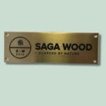 Saga Wood logo på metalplade, 2016