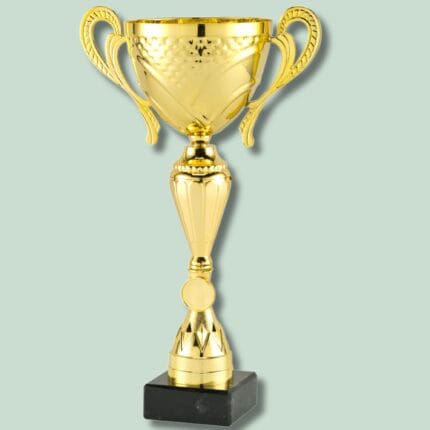 Guldpokal på sort sokkel, elegant design