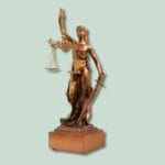 Justitia Statue med vægt og sværd