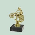 Guld motorcykel trofæ på sort sokkel
