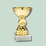 Gylden pokal på marmorbase