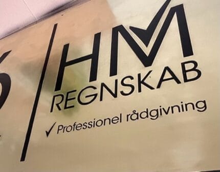 HM Regnskab: Professionel rådgivning skilt