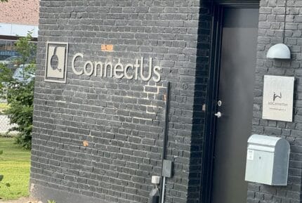 ConnectUs logo på murstensvæg ved JobConnection.