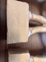 Guldfarvet metalfigur med nummer 2023 indgraveret