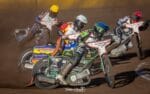 Speedway-kørere i tæt race på banen