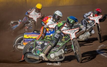 Speedway-kørere i tæt race på banen