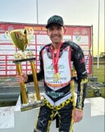 Mand vinder speedway trofæ med medaljer