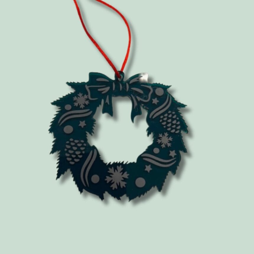 JULEPYNT - KRANS Julekrans med rød snor på lysegrøn baggrund.