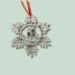 Sølvsnefnug julepynt med rødt bånd