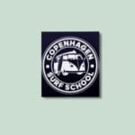 Copenhagen Surf School logo med bus og surfbræt.