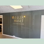 Mæglerhuset Mads Vestergaard vægskilt