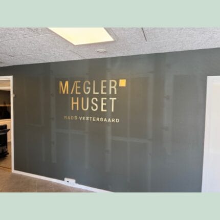 Mæglerhuset Mads Vestergaard vægskilt