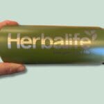 Grøn flaske med Herbalife-logo og slogan