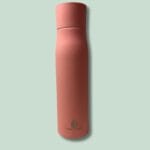 Pink termoflaske på grøn baggrund