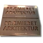 Plaketter med 'Præmieret Arkitektur' fra Silkeborg Kommune