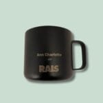 Sort kop med RAIS-logo og navn.