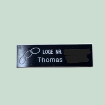 Sort loge-plade med navn Thomas