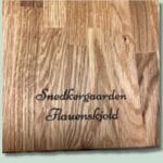 Træplade med graveret Snedkergaarden Flauenskjold