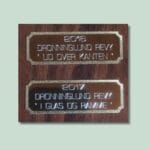 To plaketter fra Dronninglund Revy 2016 og 2017