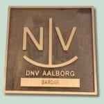 Bronzeplade med teksten DNV Aalborg Gardar.