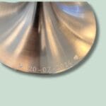 Indgraveret metallampe med dato: 20-07-2024.