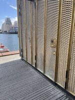 Moderne gulddesign på offentligt toilet ved havnen.