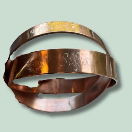 Indgraveret kobberarmbånd med navne.
